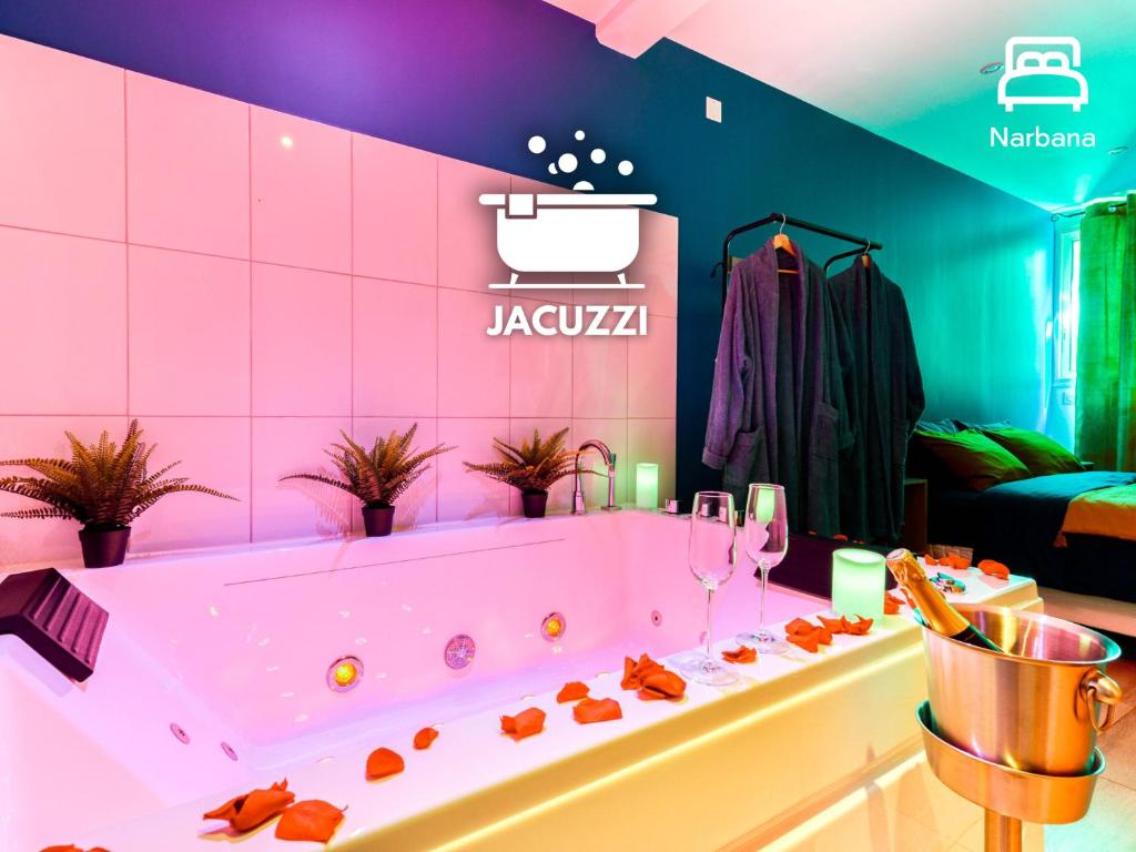 纳博讷EDEN SUITE - Jacuzzi - Parking - Clim by Narbana的设有带大浴缸的粉红色爵士浴室