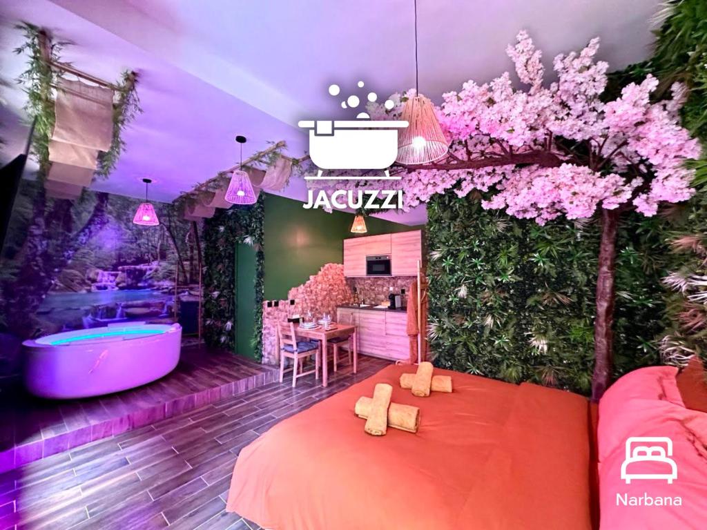 een kamer met een bad en een keuken met roze bloemen bij JUNGLE SUITE - Jacuzzi - Centre - Clim by Narbana in Narbonne