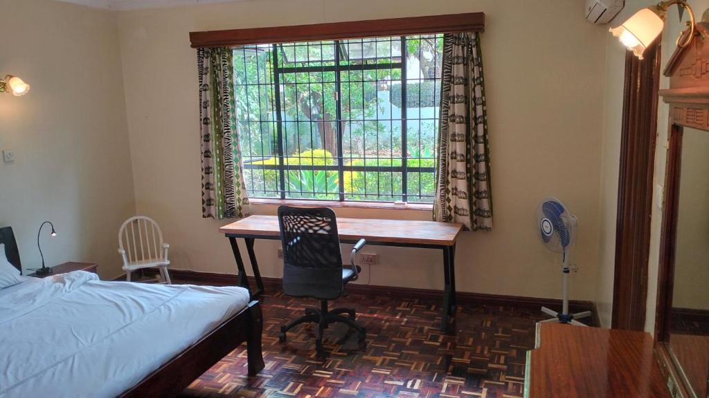 Ένα ή περισσότερα κρεβάτια σε δωμάτιο στο BnB chez Joep - Larger Guestroom Garden View - 8 min from UN