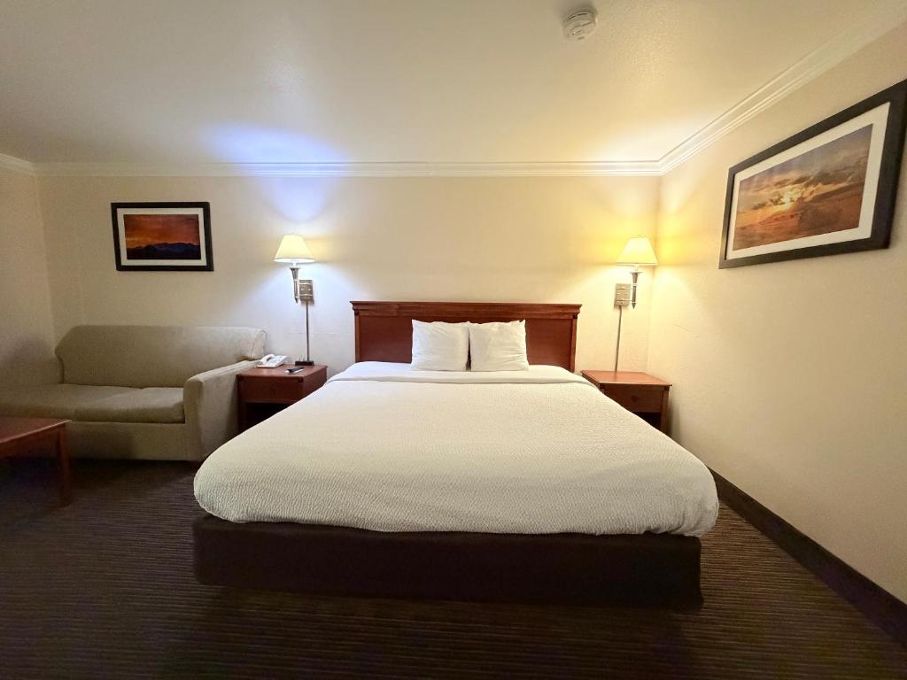 En eller flere senge i et værelse på Sunflower Inn & Suites