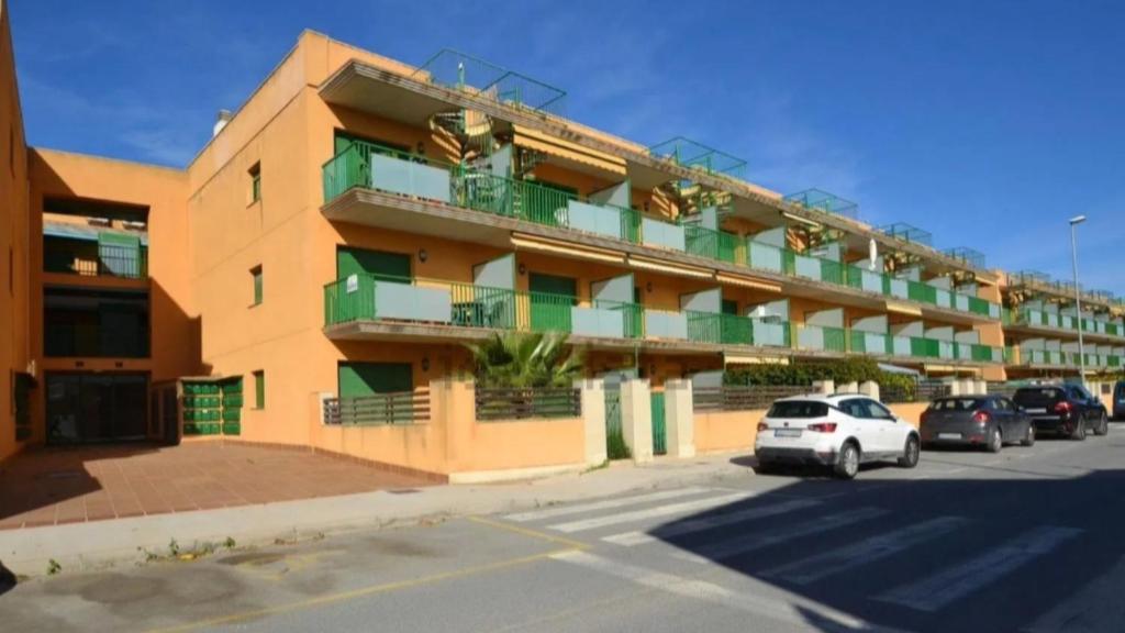 een gebouw met daarvoor geparkeerde auto's bij Apartamento Alma Salada in L'Eucaliptus