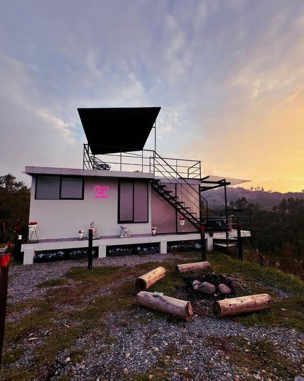 a house on top of a hill with a fire place at Glamping La Maestranza con desayuno incluido in Villamaría