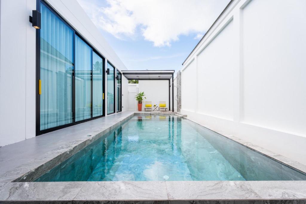 Bazén v ubytování Villa Asteria Krabi - Luxury 3 Bedroom Pool Retreat in Ao Nang nebo v jeho okolí