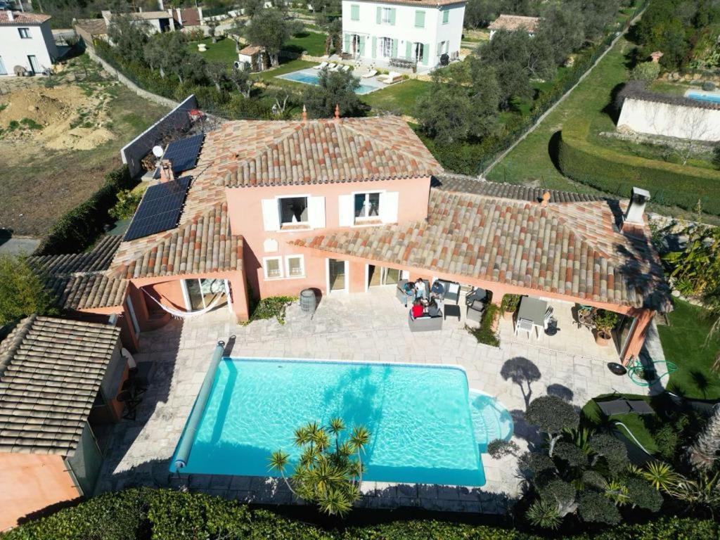 an aerial view of a house with a swimming pool at Villa la Casa in Montauroux