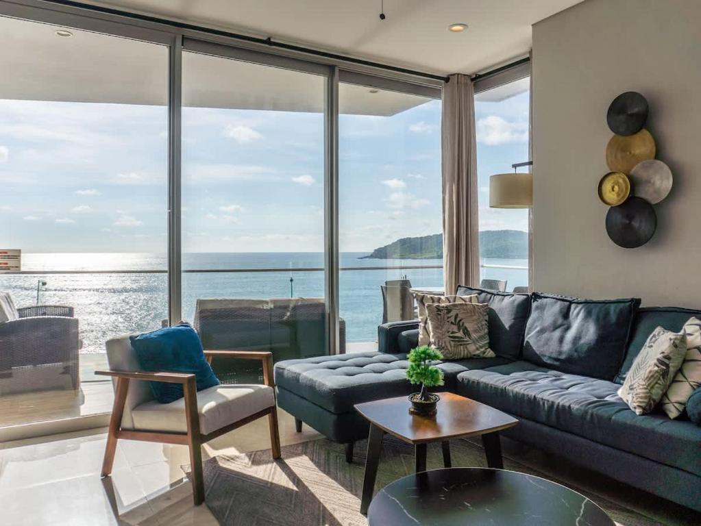 a living room with a blue couch and a large window at De lujo a pie de playa con vista directa al mar in Isla Venados