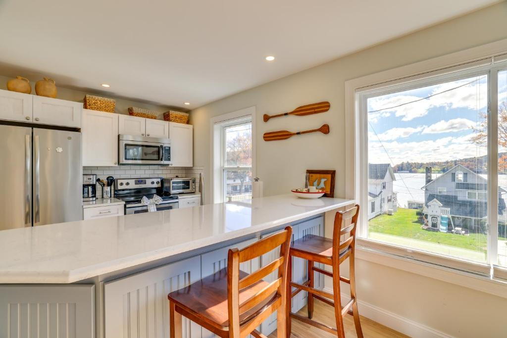 une cuisine avec un comptoir et une grande fenêtre dans l'établissement Scanton Area Retreat Drive to Montage and Elk Mtn!, à Factoryville