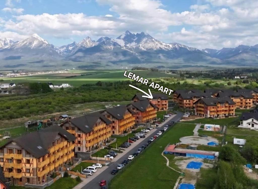 een luchtfoto van het Lenoir Resort met bergen op de achtergrond bij LEMAR APART Tatragolf F205 in Veľká Lomnica