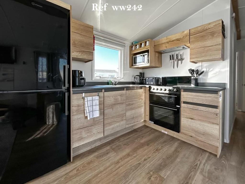 Кухня или мини-кухня в Parkdean Resort Camber Sands sleeps 8 Pet Friendly - ref-ww242

