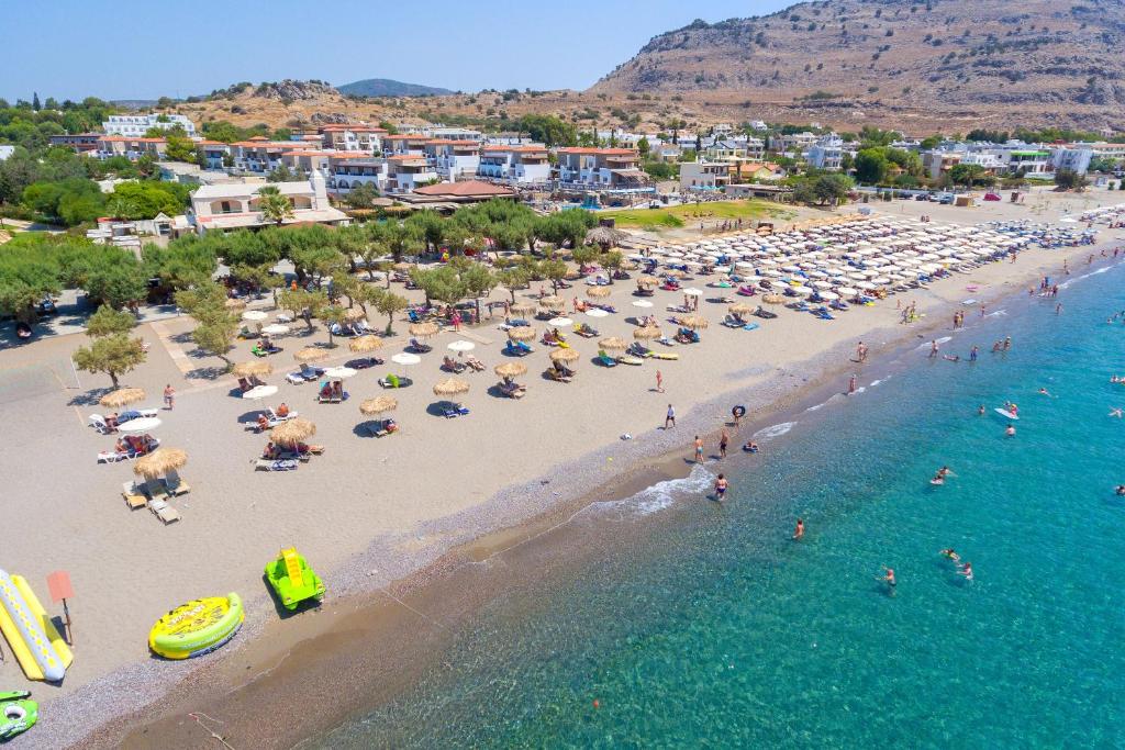 una vista aerea di una spiaggia con una folla di persone di Sun Beach Lindos a Lárdos