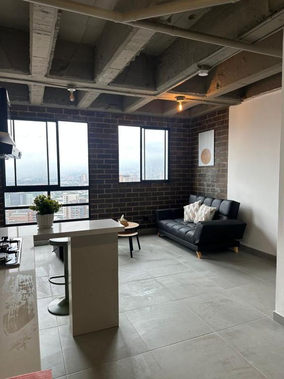 サバネタにあるSabaneta Parque, Wifi,Excelente vista ,Centralのソファとテーブルのあるリビングルーム