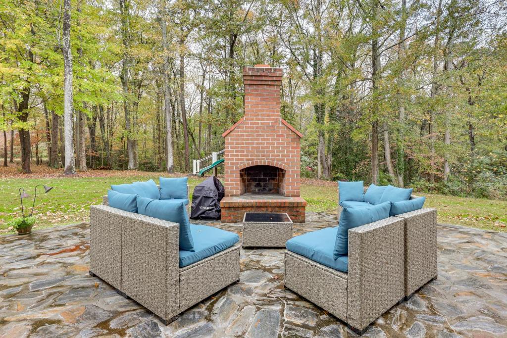 Χώρος καθιστικού στο Waterfront Home with Private Boat Dock in Lancaster!