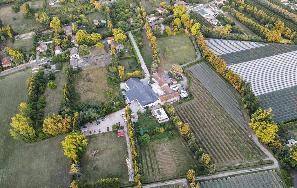 eine Luftansicht eines Hauses auf einem Bauernhof in der Unterkunft Maison Piscine in Cabannes