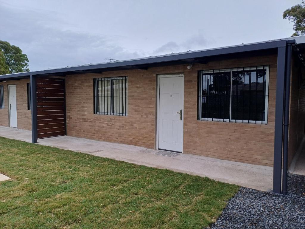 een klein bakstenen gebouw met een witte deur bij Complejo San San Apto 201 in San Luis