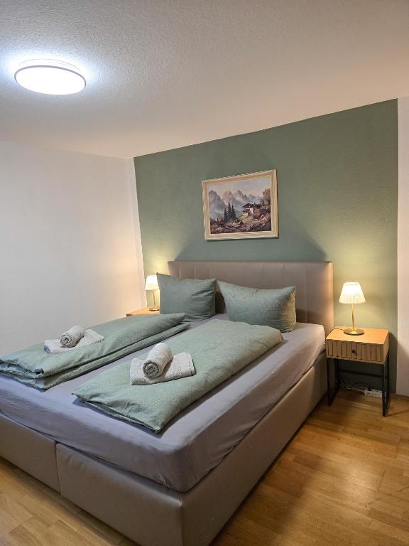 ein Schlafzimmer mit einem großen Bett mit zwei Kissen in der Unterkunft Mountain Peak Apartment in Garmisch-Partenkirchen