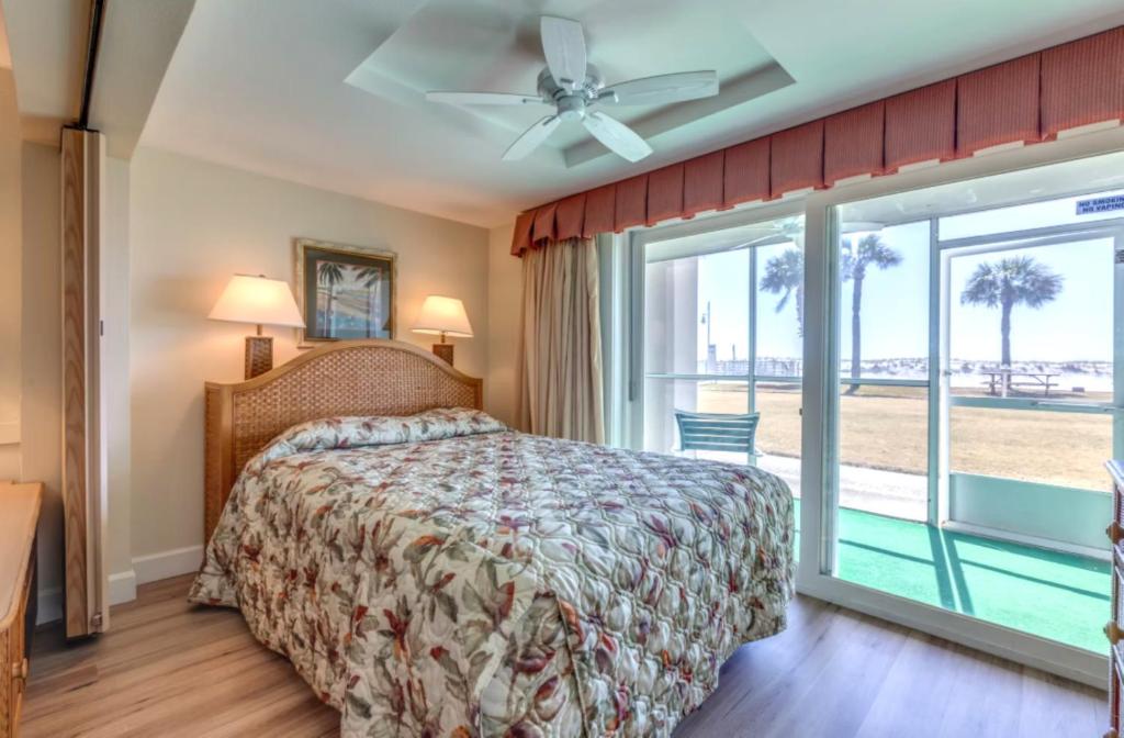 ein Schlafzimmer mit einem Bett und einem großen Fenster in der Unterkunft Destin Holiday Beach Resort in Destin