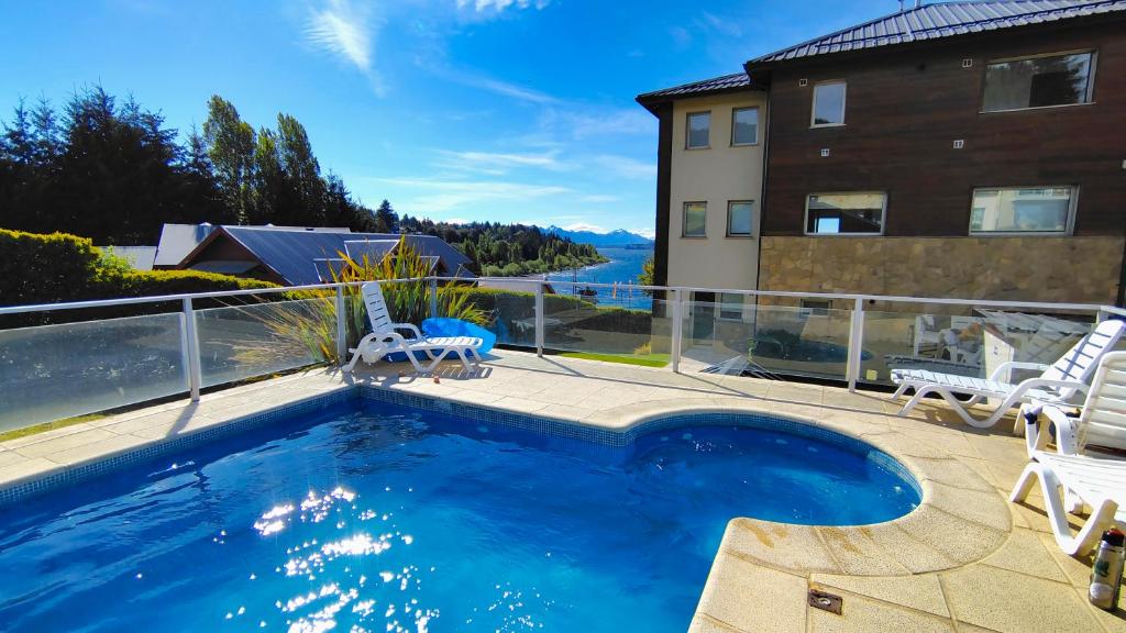 Departamento del Lago II في سان كارلوس دي باريلوتشي: مسبح وكراسي ومنزل