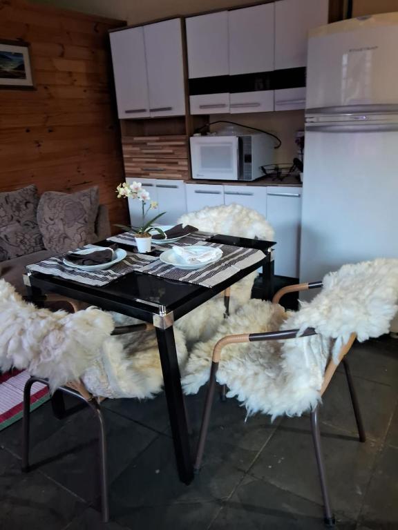 a table and chairs with food on it in a kitchen at kitinet centro econômico in Santo Antônio do Pinhal