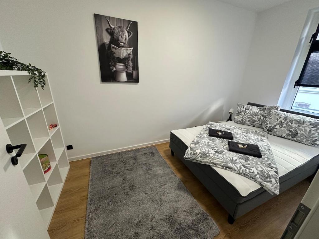 a room with a bed and a picture on the wall at Modern Living Leipzig - Wohnung in Lindenau in Niederdorla