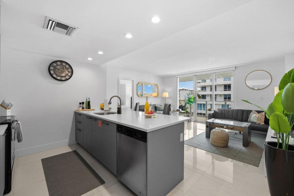 Η κουζίνα ή μικρή κουζίνα στο Luxury Condo with Rooftop Pool - 5-Min to Beach