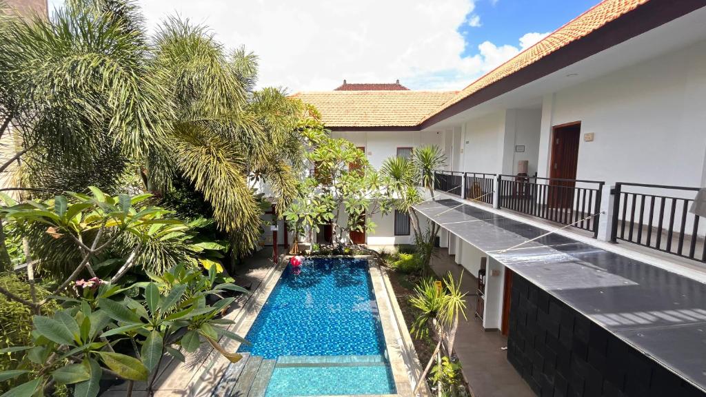 un balcón con piscina en una villa en The Baliem Hotel, en Jimbaran