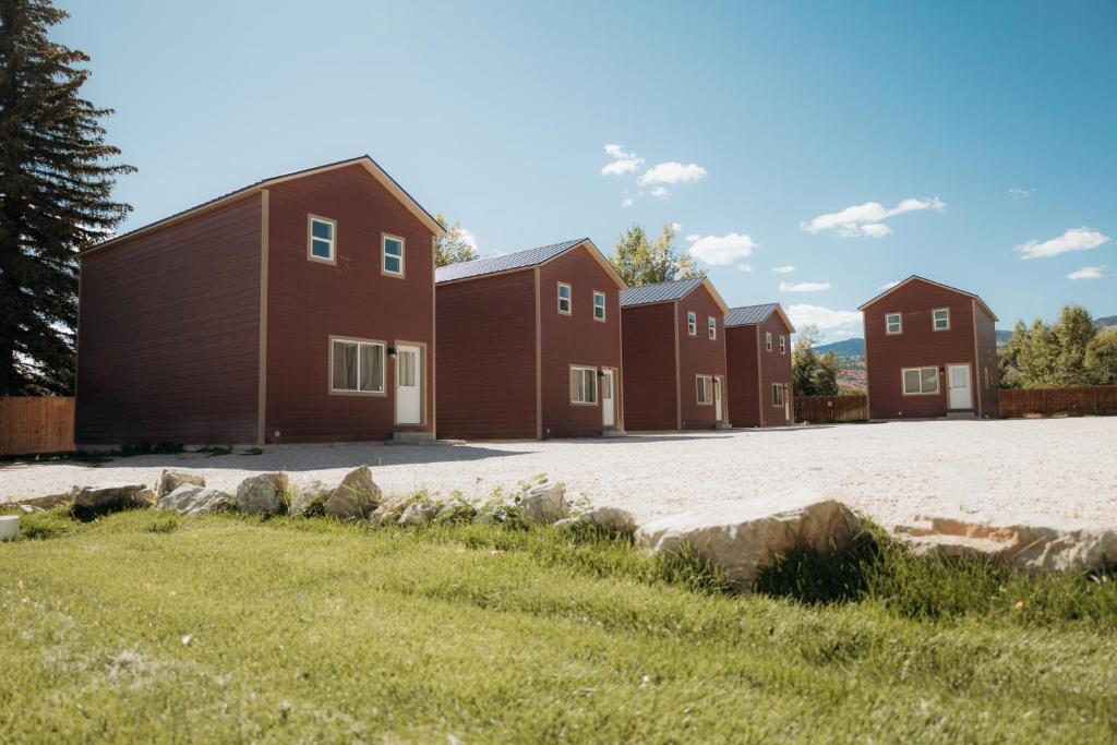 una hilera de casas en fila en una playa en The IronHorse Inn, en Garden City