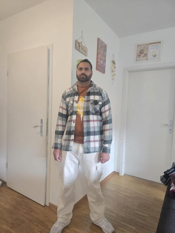 ジュネーヴにあるJassの男が部屋に立っている