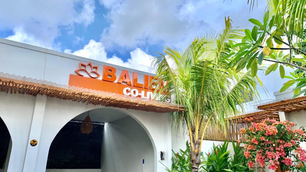 ジンバランにあるBaliem CoLivingの投票会社の看板がある建物
