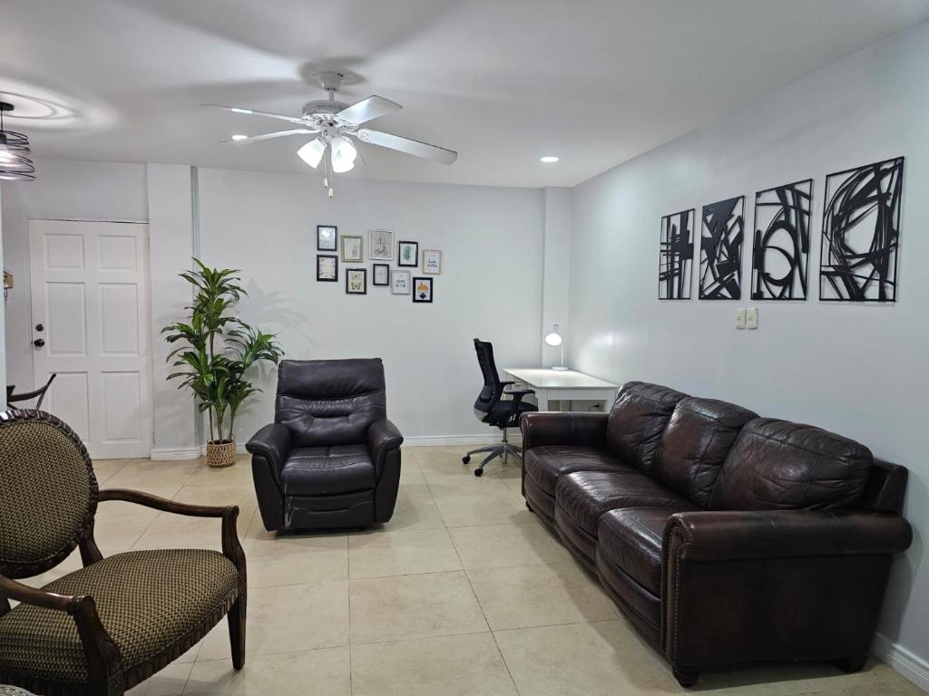 Χώρος καθιστικού στο Marquis Holiday Apartments