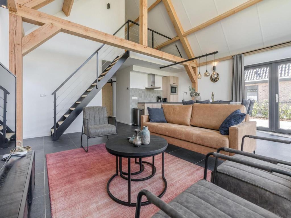 ein Wohnzimmer mit Sofa und Tisch in der Unterkunft Luxury farmhouse in Baarle-nassau in Schaluinen