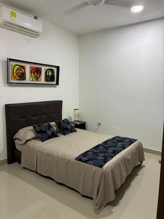 een slaapkamer met een groot bed in een kamer bij Apartaestudio Suite 201 in Montería