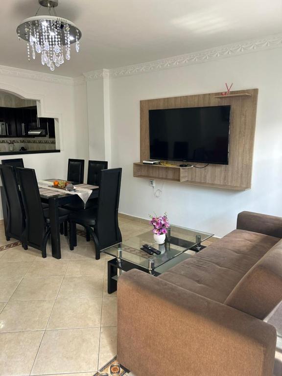 a living room with a couch and a table with chairs at acogedor apartamento moderno in Barranquilla