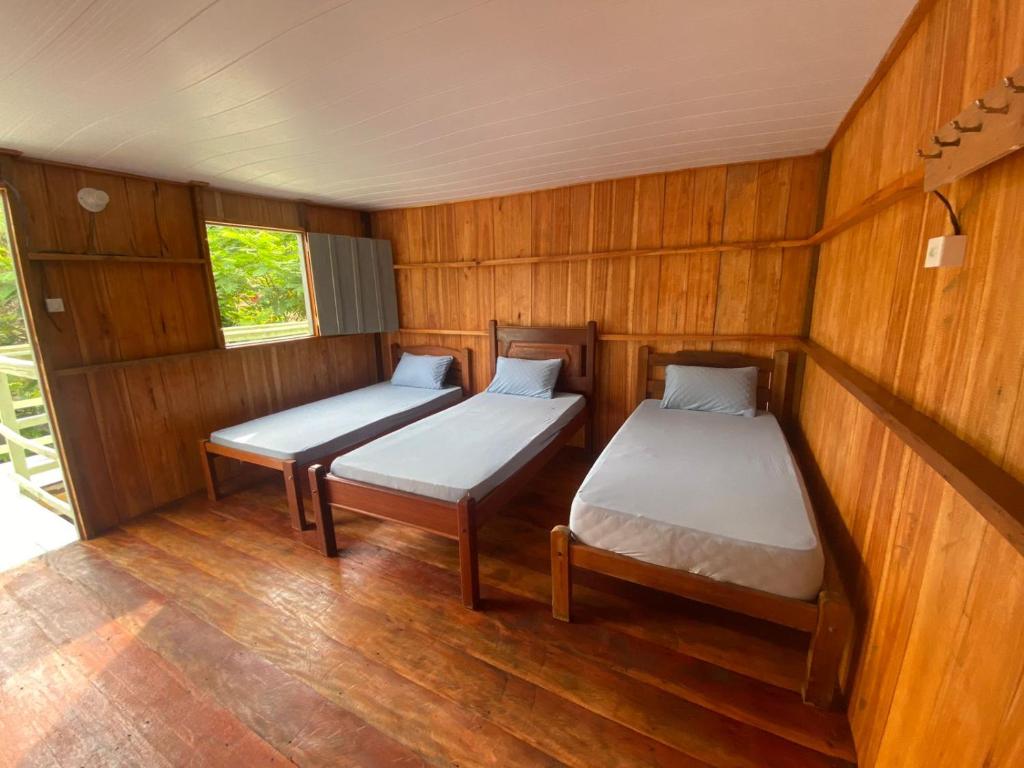 Ένα ή περισσότερα κρεβάτια σε δωμάτιο στο Casa do Ribeirinho Pousada