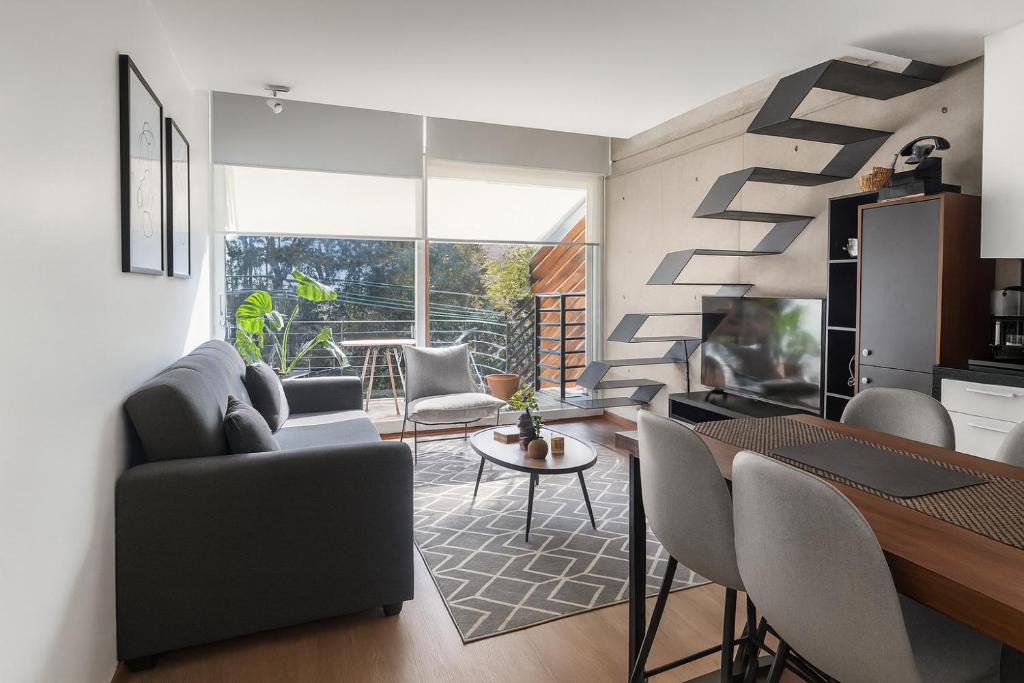a living room with a couch and a table at Luxury Loft en el corazón de Providencia - piscina y parking gratis in Santiago