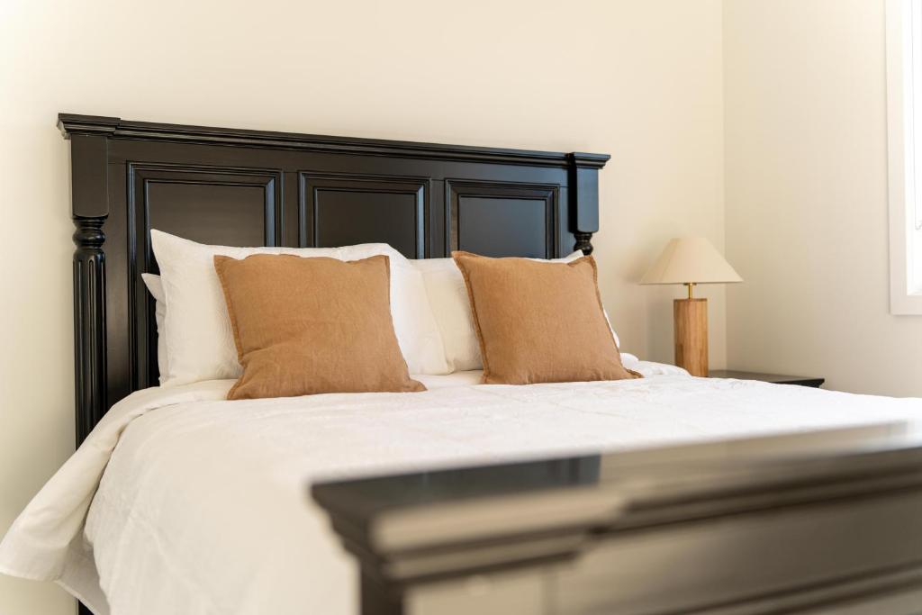 Postel nebo postele na pokoji v ubytování A Quiet Bright & Stylish Family Home