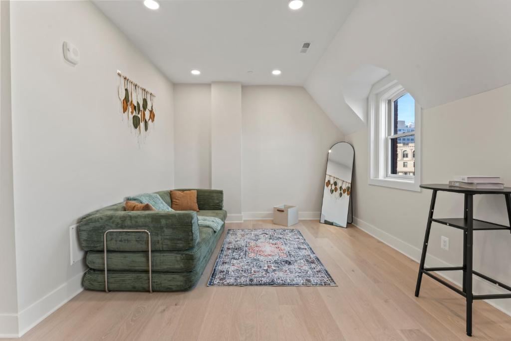 Χώρος καθιστικού στο Lux 2Bedroom Apartment in Dupont Circle