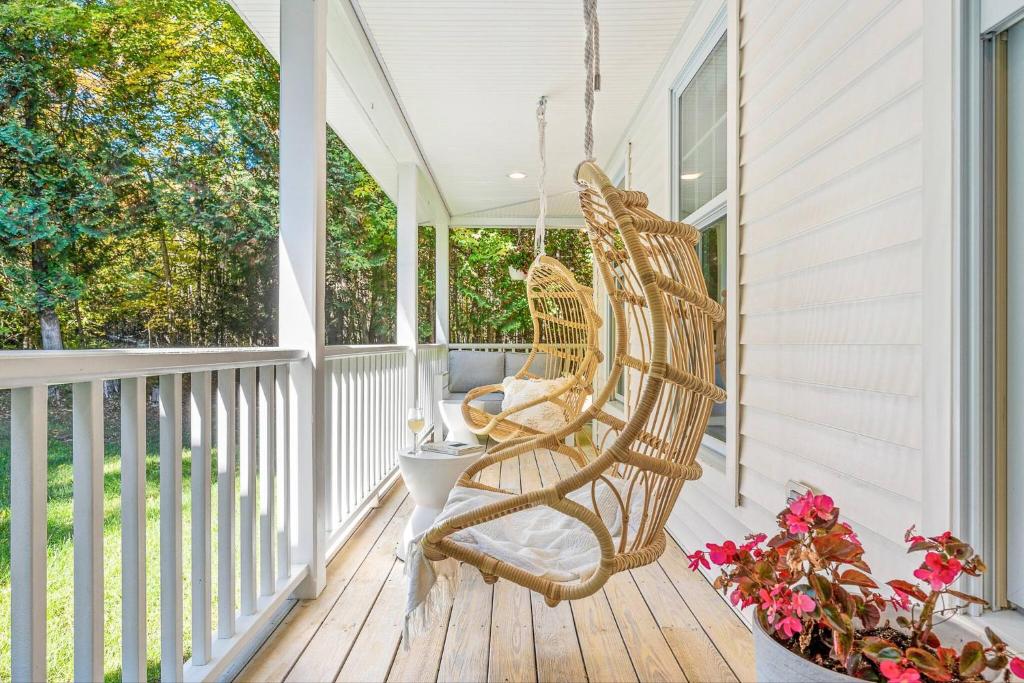 ein Korbsessel auf einer Veranda in der Unterkunft White Cedar Retreat in Ellison Bay