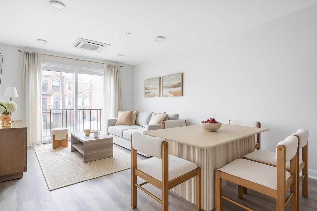 ニューヘイブンにあるDowntown 2BR Gem Yale Wooster Sq WiFiのテーブルとソファのあるリビングルーム