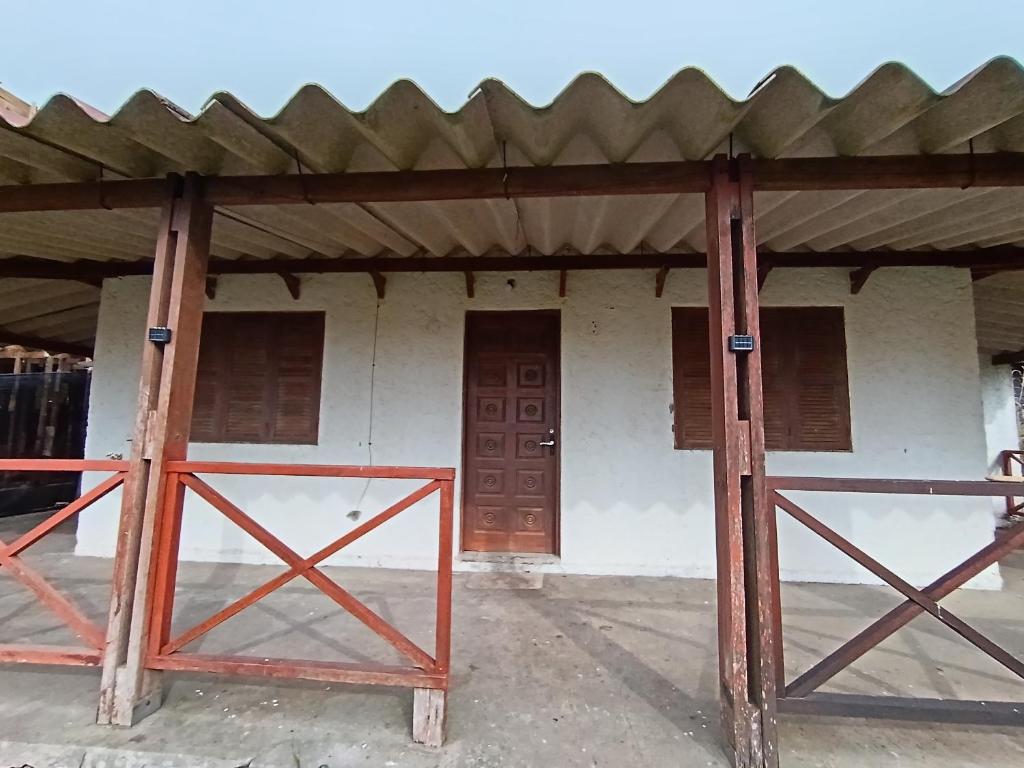 un bâtiment avec un portail et une porte dans l'établissement La casa del agua, à La Pedrera