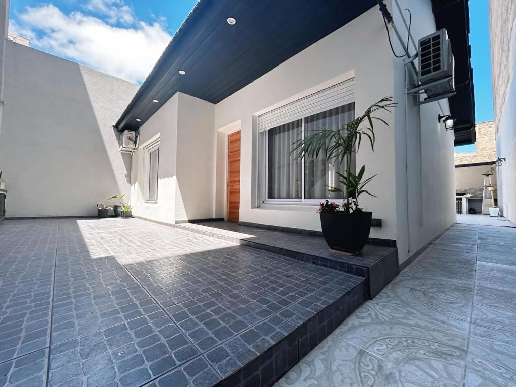 ein Innenhof eines Hauses mit einer Topfpflanze in der Unterkunft Vivi la comodidad de una casa pensada para vos in Diamante