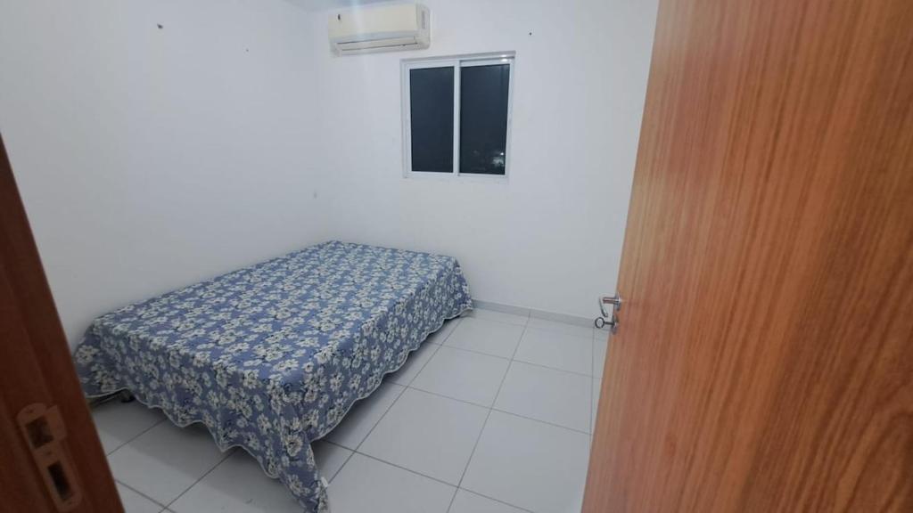 ein Schlafzimmer mit einem Bett und einem Fenster in der Unterkunft Apartamento Mobiliado! in João Pessoa