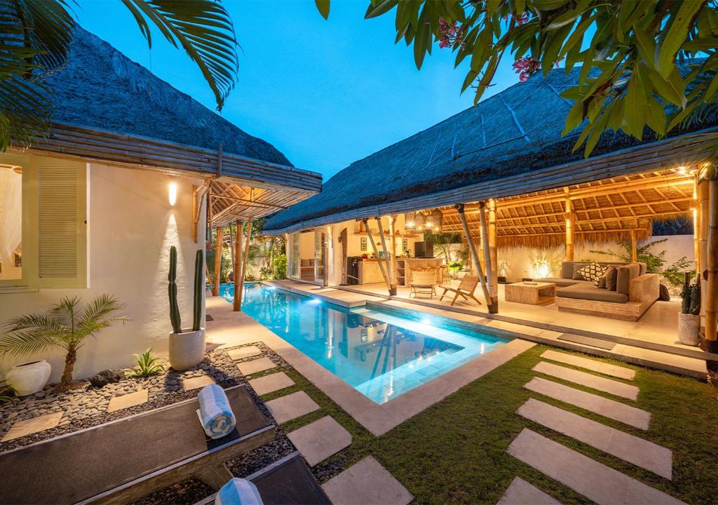 レンボンガン島にあるVilla Lagartoのヴィラ 隣にスイミングプール付