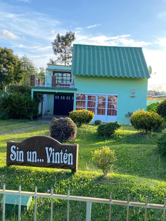 een huis met een bord ervoor bij Sin un Vinten in Aguas Dulces