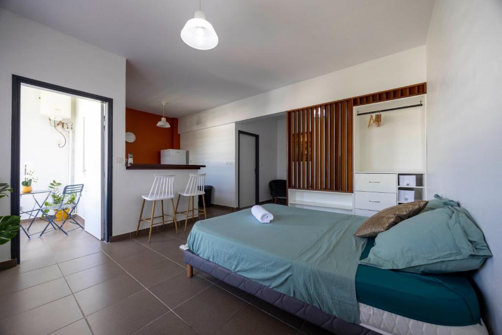 En eller flere senge i et værelse på Ambre - destination Guyane