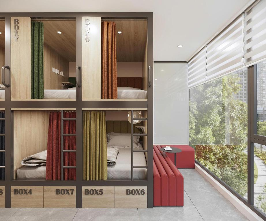 Ένα ή περισσότερα κρεβάτια σε δωμάτιο στο Hanoi Hostel & Rooftop Bar