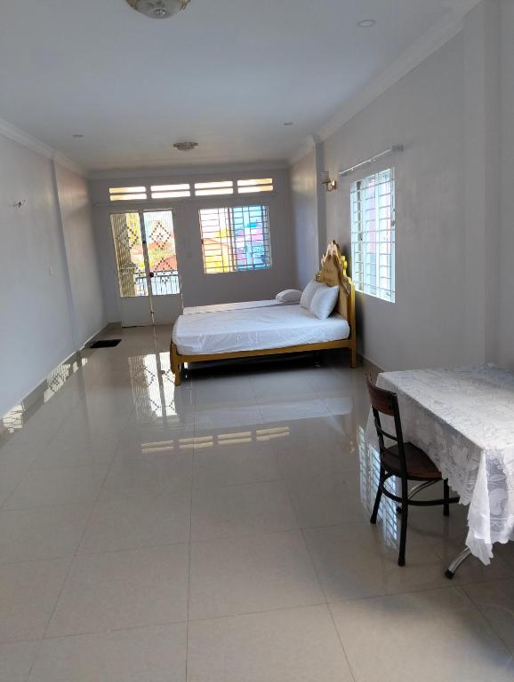 Lida Kampot Guesthouse tesisinde bir odada yatak veya yataklar