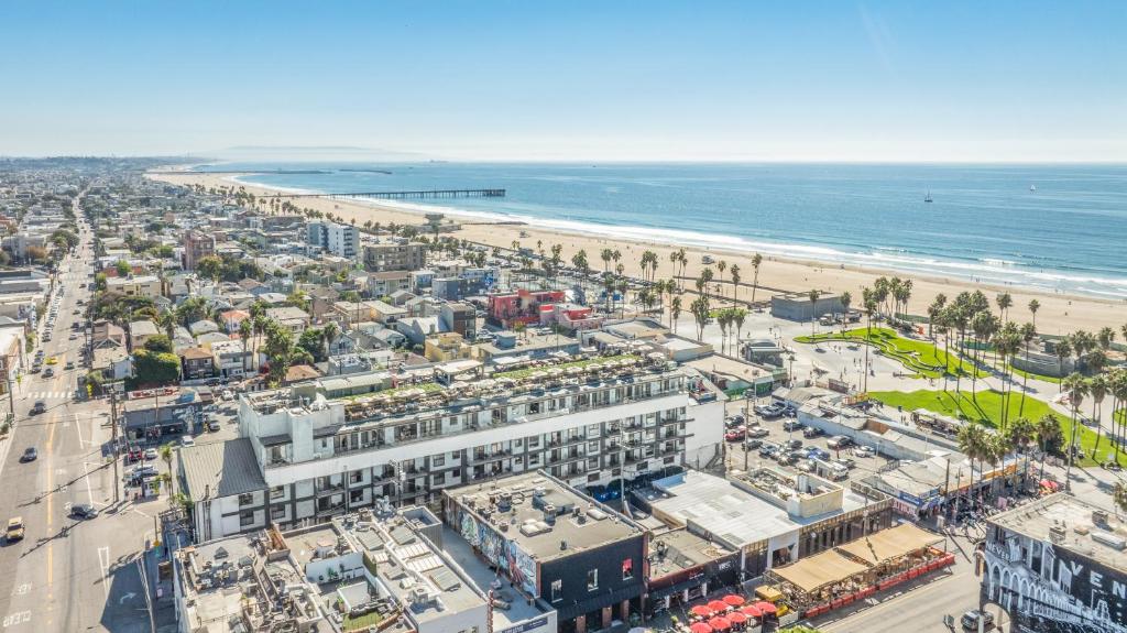 een luchtzicht op een stad en het strand bij Hotel Erwin Venice Beach in Los Angeles