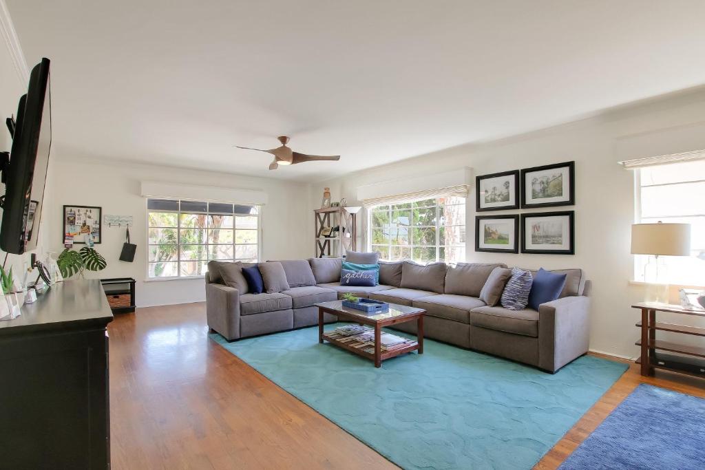 een woonkamer met een bank en een tafel bij West Beach Villa 2 in Santa Barbara