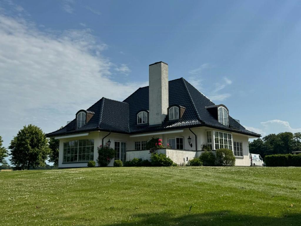 RingeにあるManor House Overlooking Fields And Gardenの田地上の煙突付家