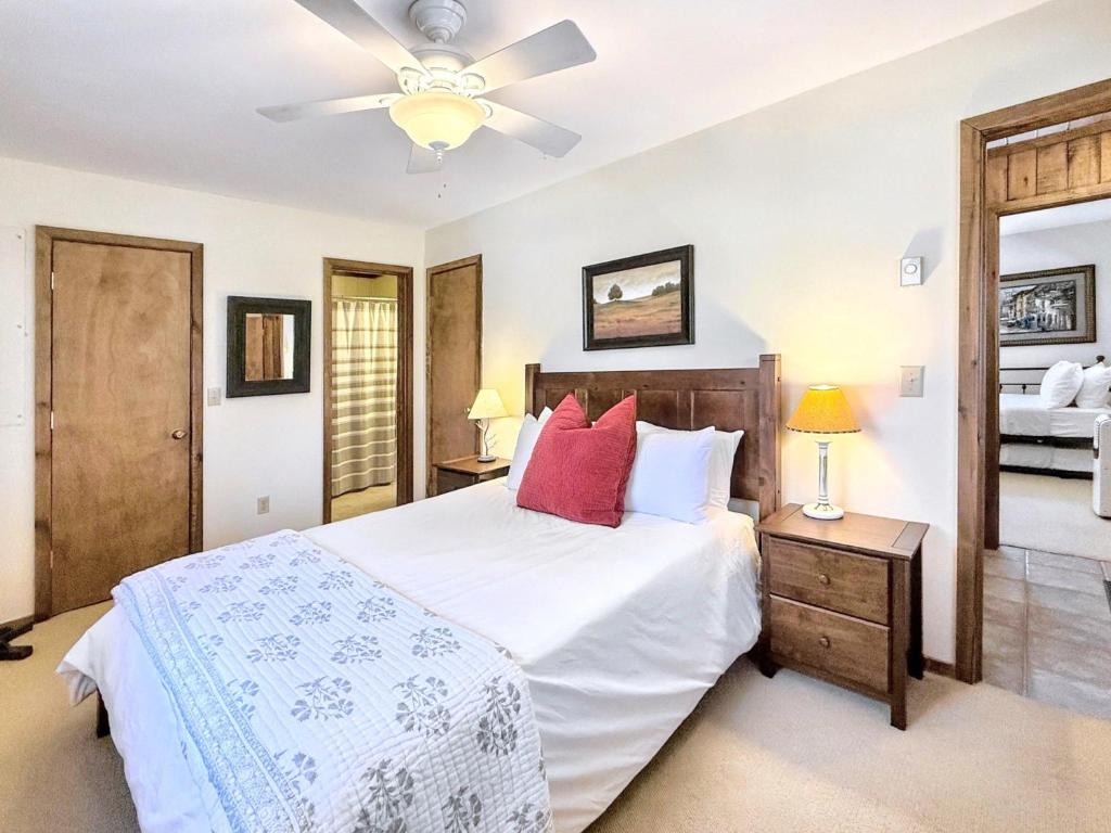 Postel nebo postele na pokoji v ubytování Karma Cabin