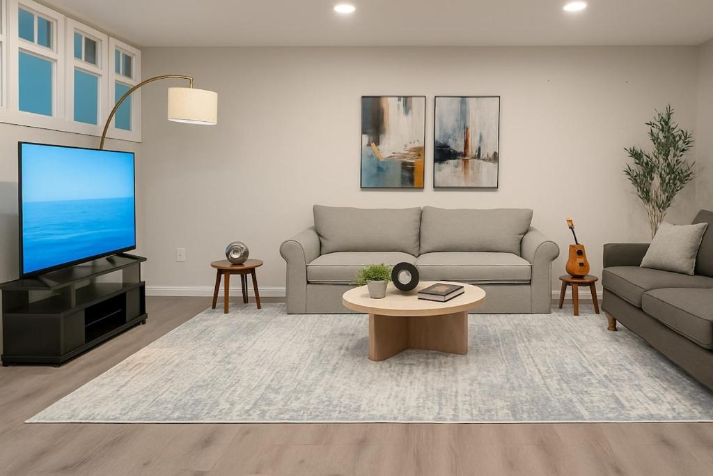 a living room with a couch and a tv at Modern 2BR Westville Downtown Near Yale Wifi in New Haven